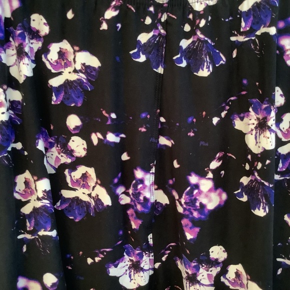 Capris  Women’s 3X-5X Elastic Waistband Nighttime Floral - Picture 2 of 6